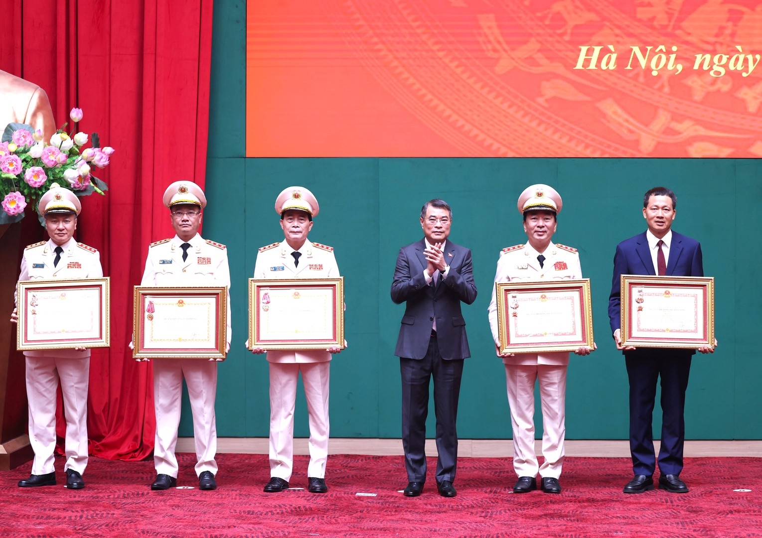 Nhiều tập thể, cá nhân có thành tích xuất sắc trong công tác, chiến đấu được khen thưởng