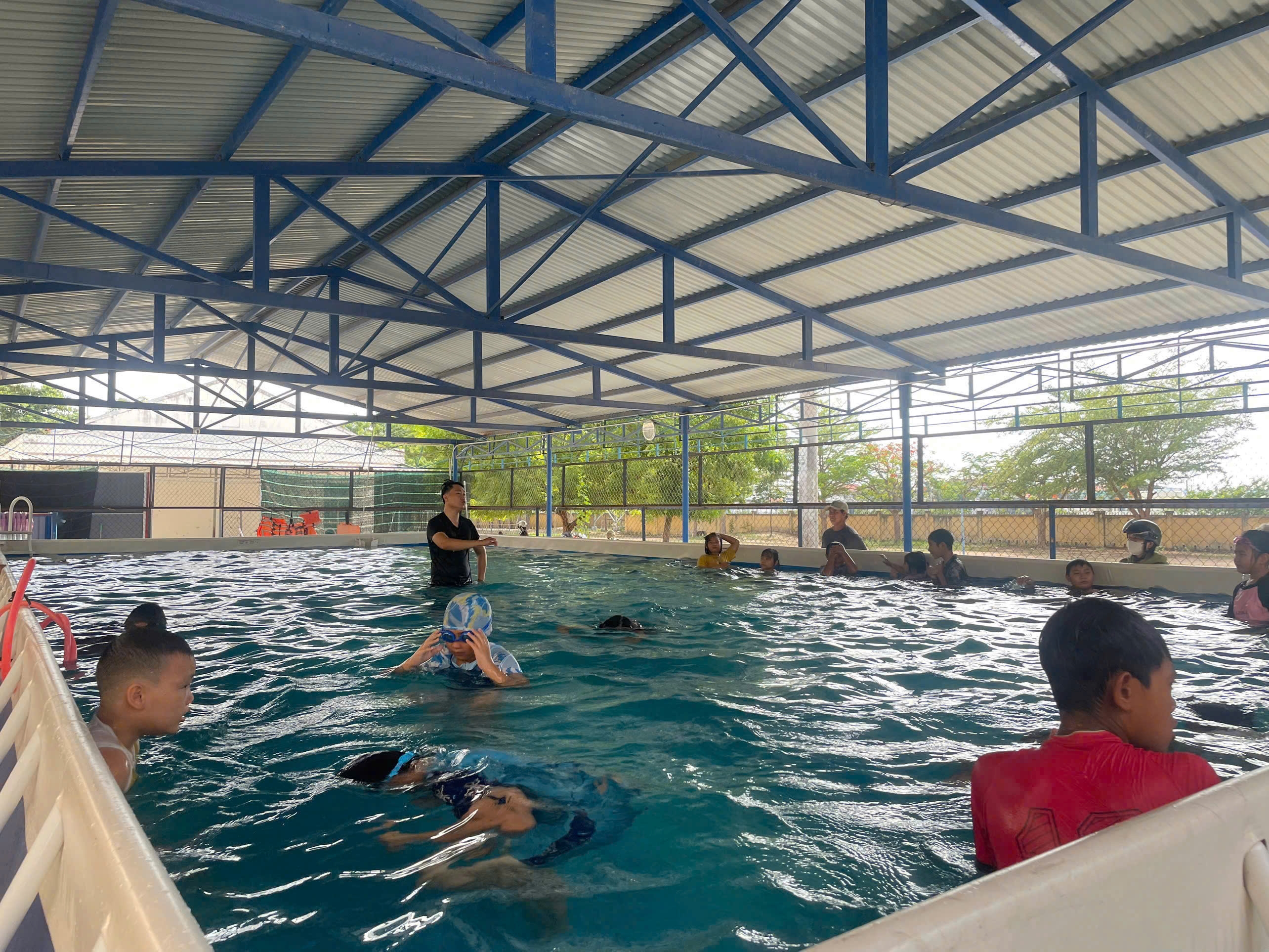 Công an xã Thuận Nam duy trì lớp học bơi 