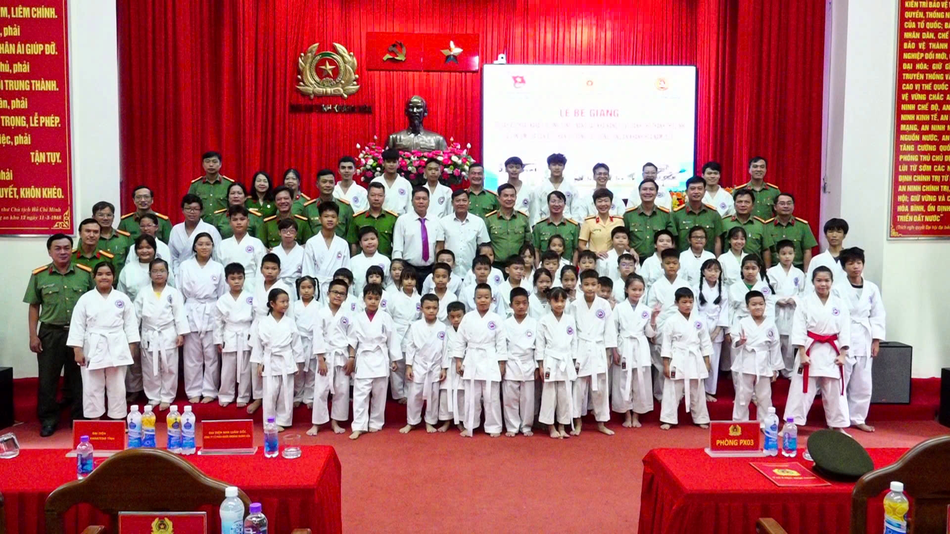 Ban Thanh niên Công an tỉnh Khánh Hòa tham mưu Lãnh đạo Công an tỉnh tổ chức thành công Lễ bế giảng lớp dạy võ thuật Karatedo ứng dụng, nâng cao khả năng tự vệ dành cho thanh thiếu nhi là con, cháu của cán bộ, chiến sĩ trong lực lượng Công an Khánh Hòa