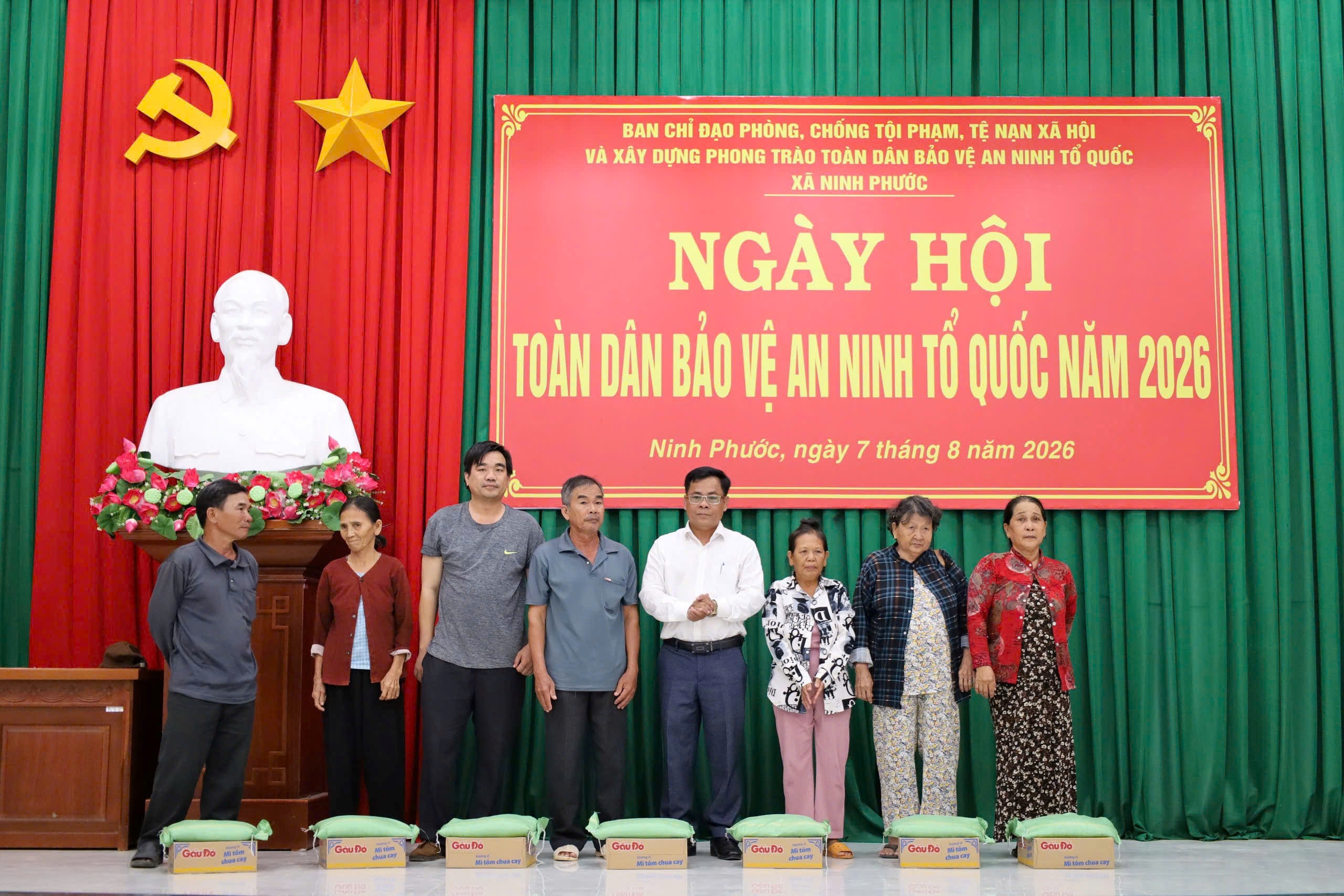 Công an xã Ninh Phước trao tặng 50 phần quà lan tỏa tình cảm, trách nhiệm vì nhân dân