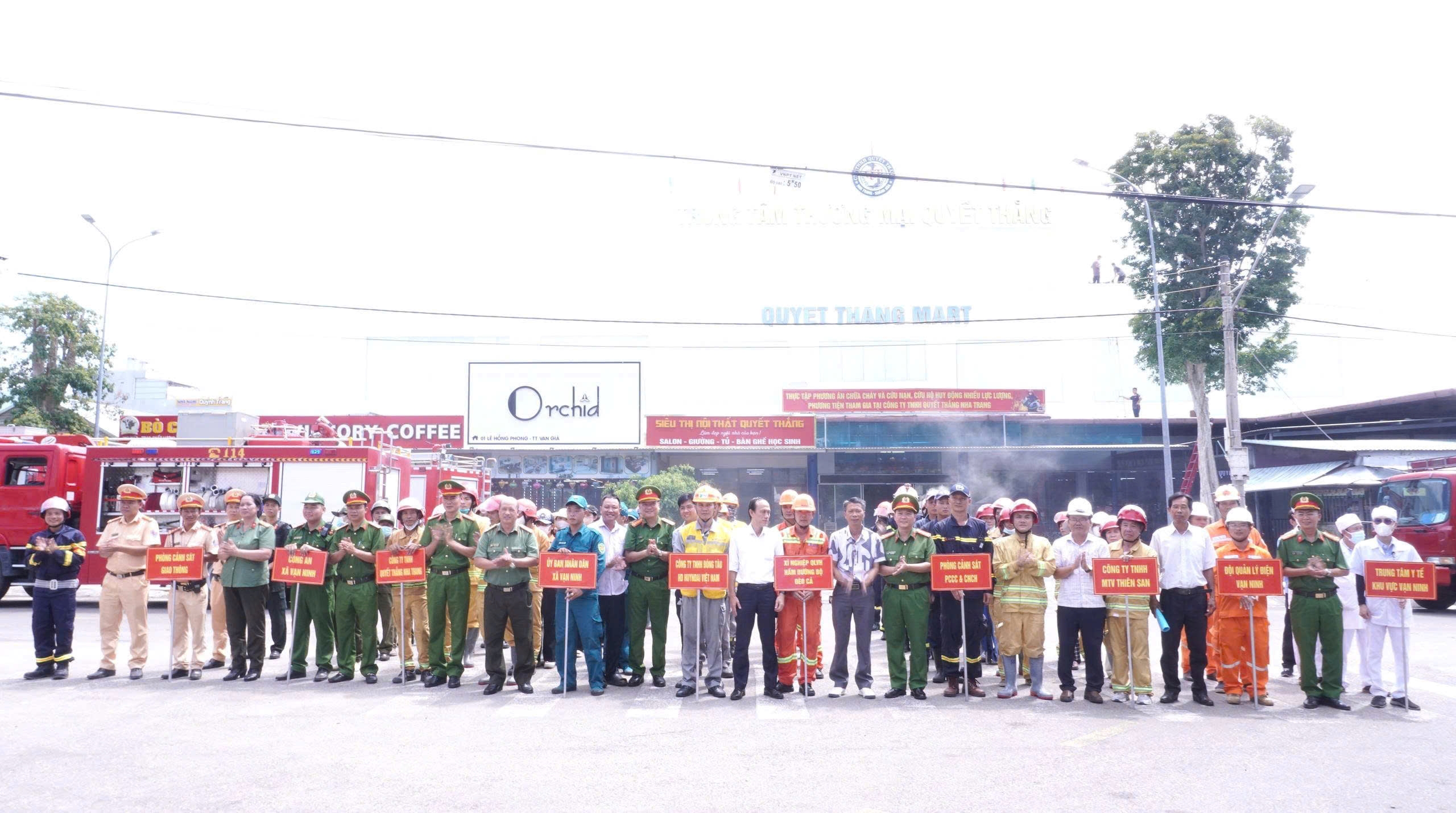 Gần 200 người tham gia thực tập phương án chữa cháy tại Trung tâm thương mại Quyết Thắng