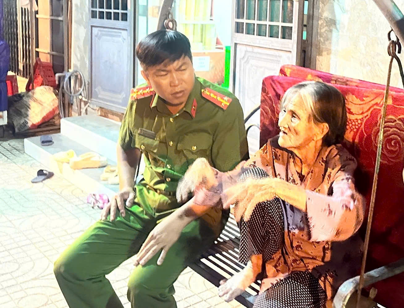 Công an phường Bắc Cam Ranh hỗ trợ người dân có hoàn cảnh khó khăn
