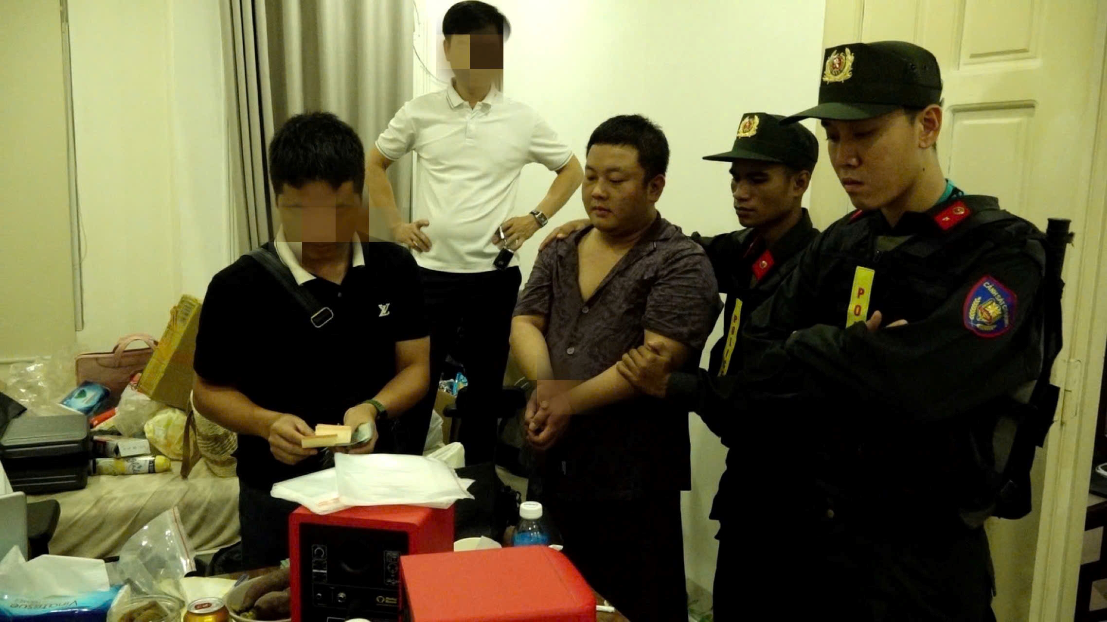 Công an Khánh Hoà bắt quả tang nhóm đối tượng người nước ngoài vi phạm pháp luật