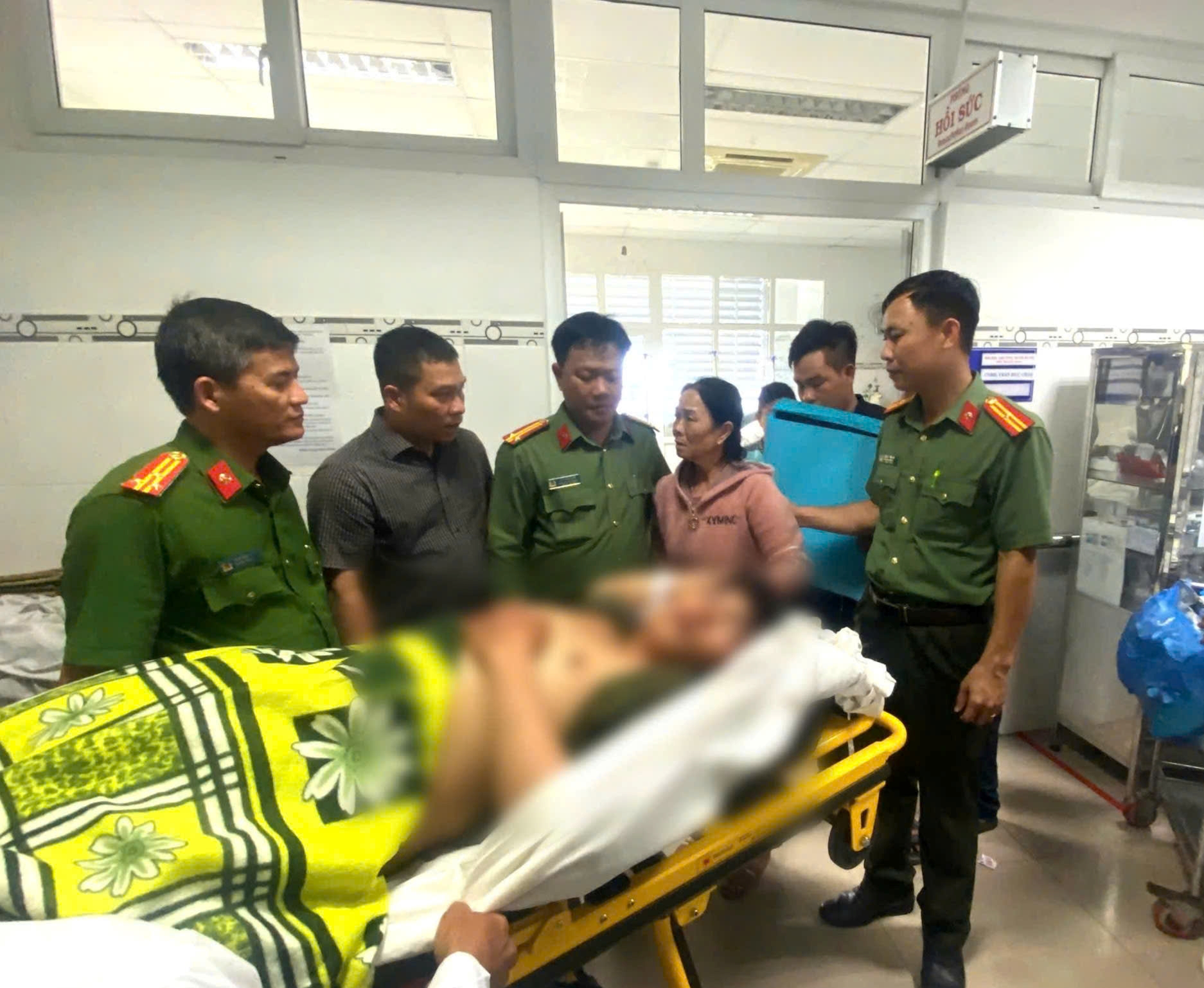 Thăm hỏi, động viên lực lượng ANTT cơ sở bị thương khi làm nhiệm vụ