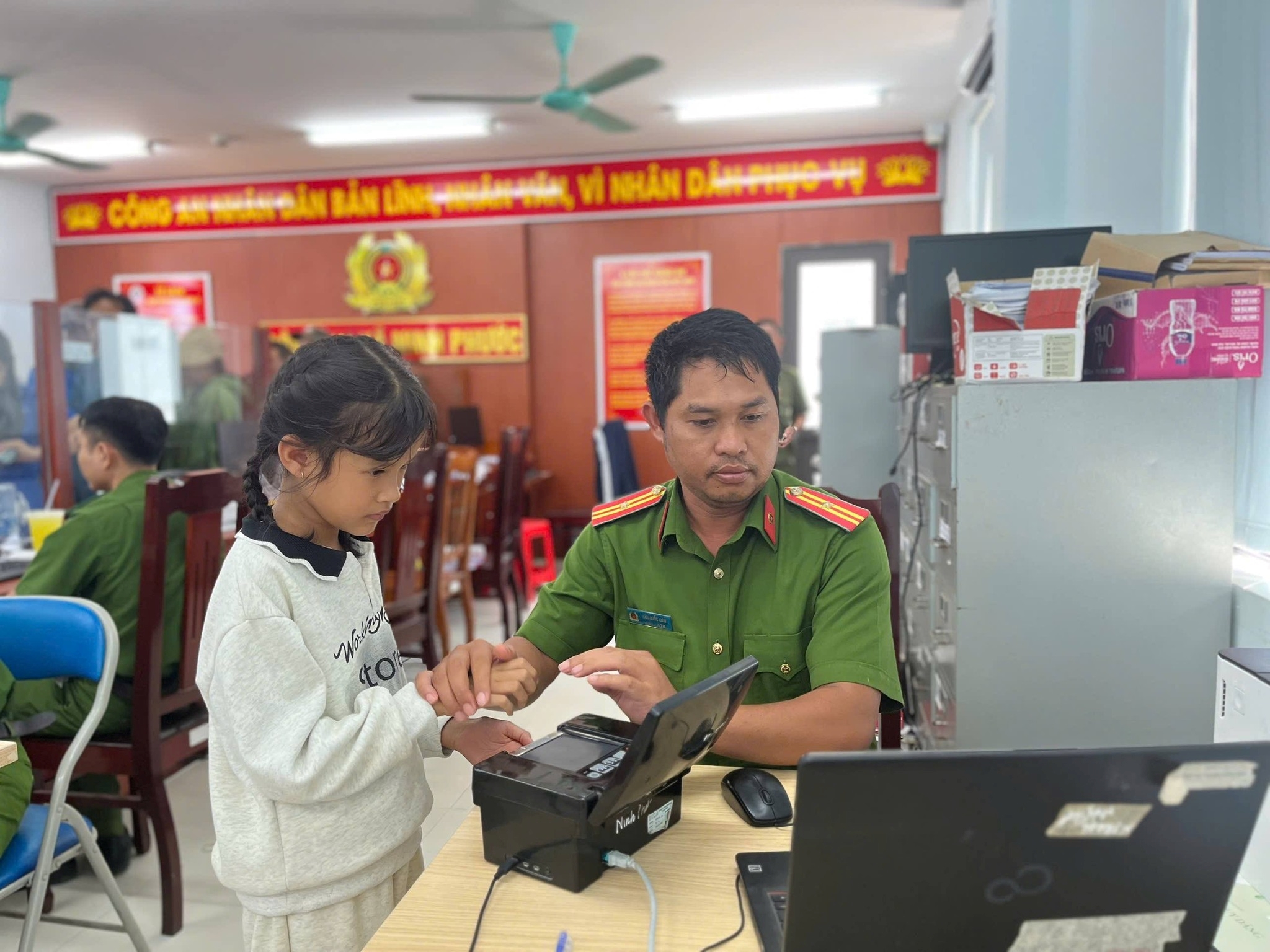 Lực lượng Công an xuyên lễ phục vụ nhân dân - cấp định danh điện tử mức độ 2 và căn cước cho trẻ em