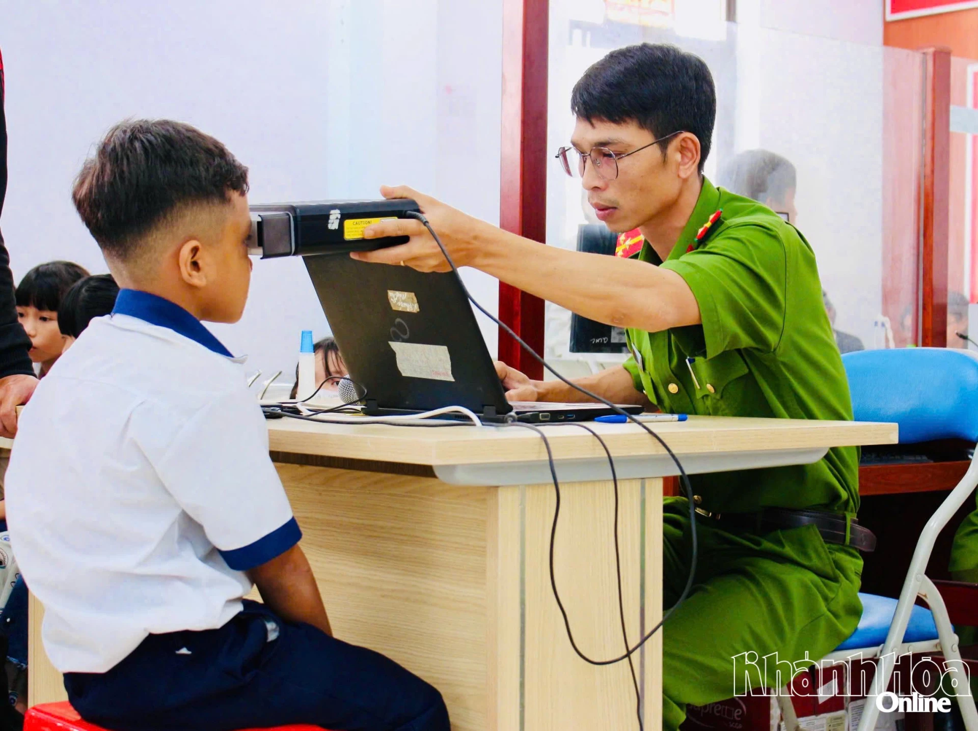 Sáng đèn phục vụ Nhân dân