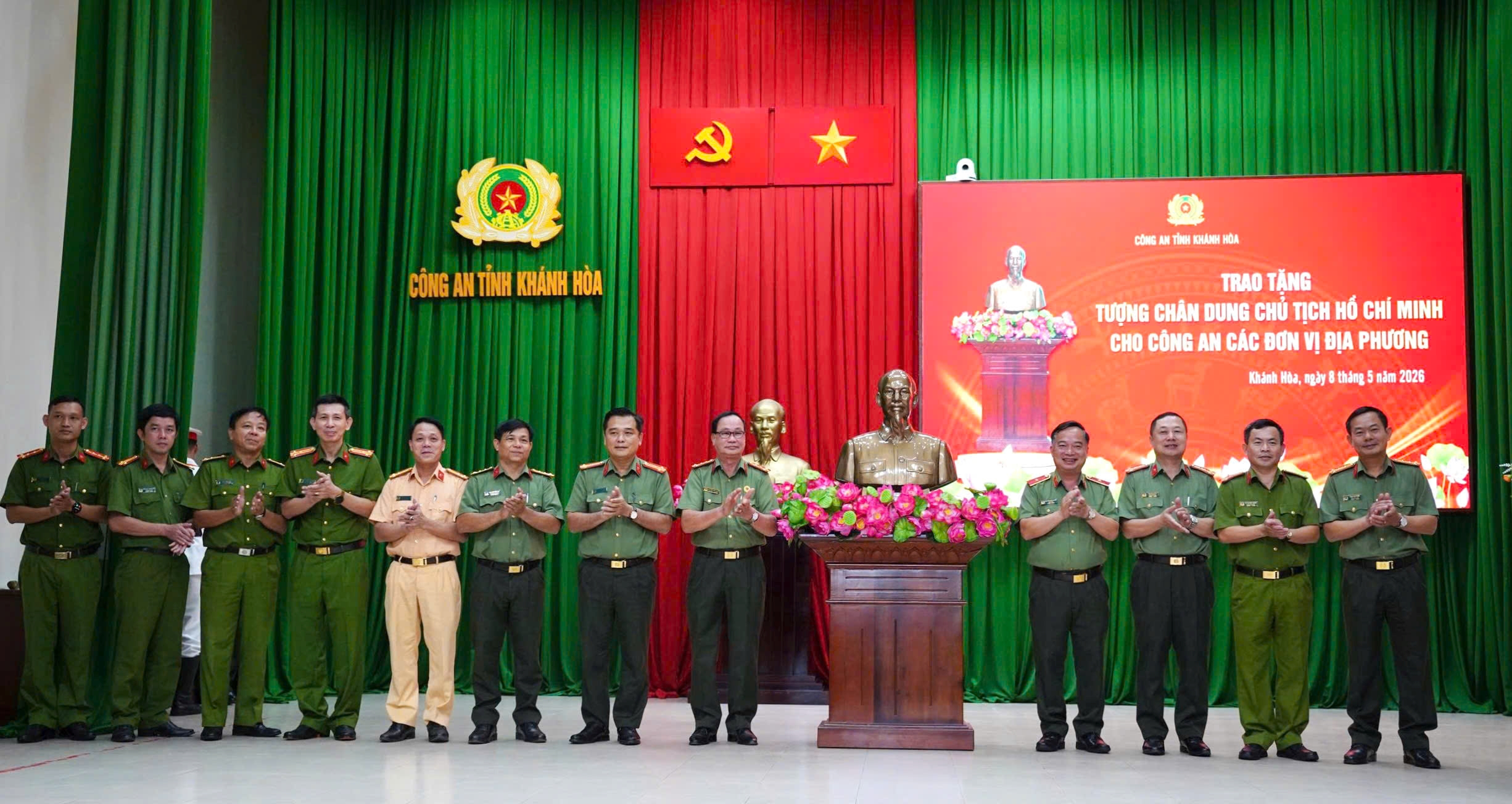 Công an tỉnh Khánh Hòa trao tặng 100 tượng chân dung Chủ tịch Hồ Chí Minh