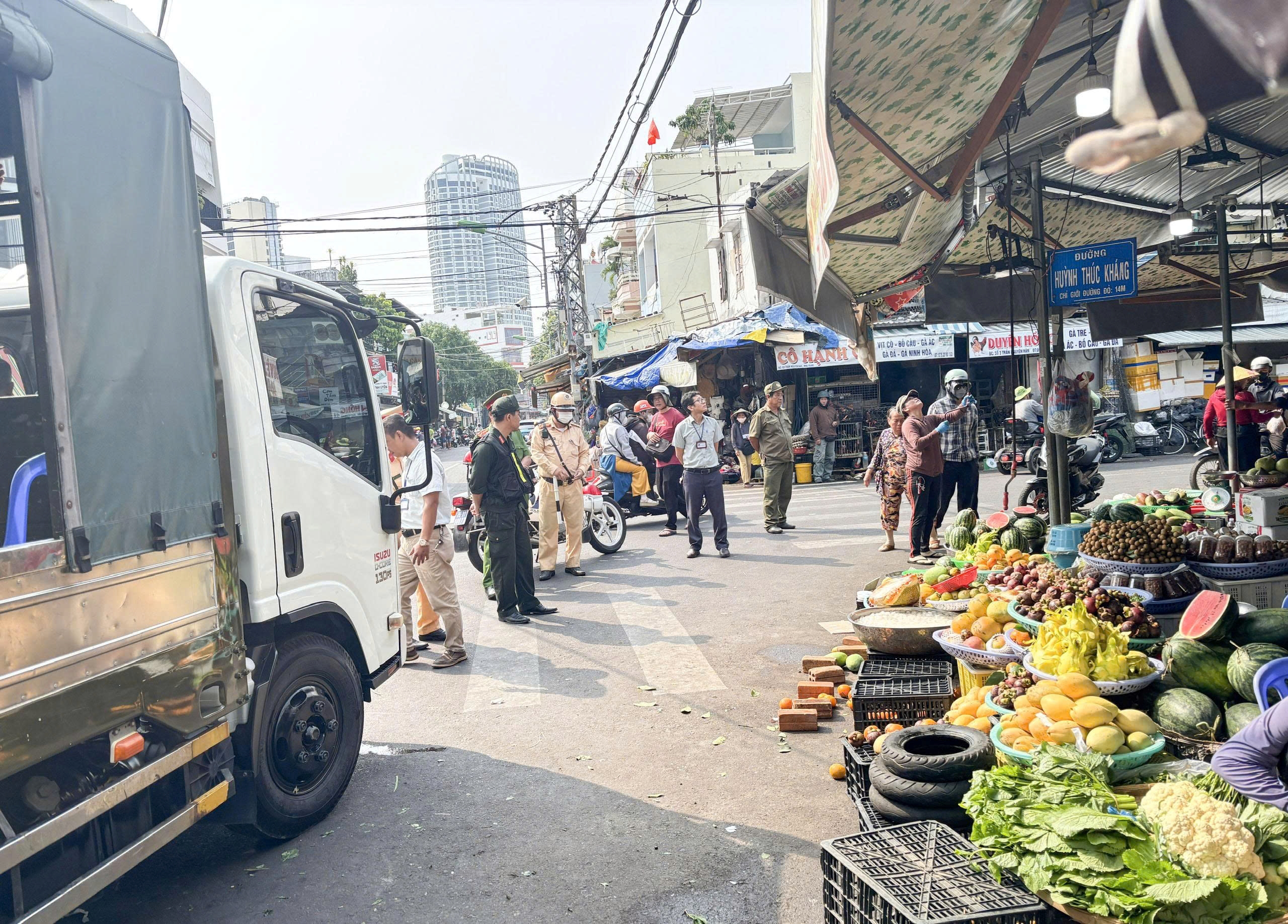 Ra quân lập lại trật tự đô thị, an toàn giao thông khu vực Nha Trang