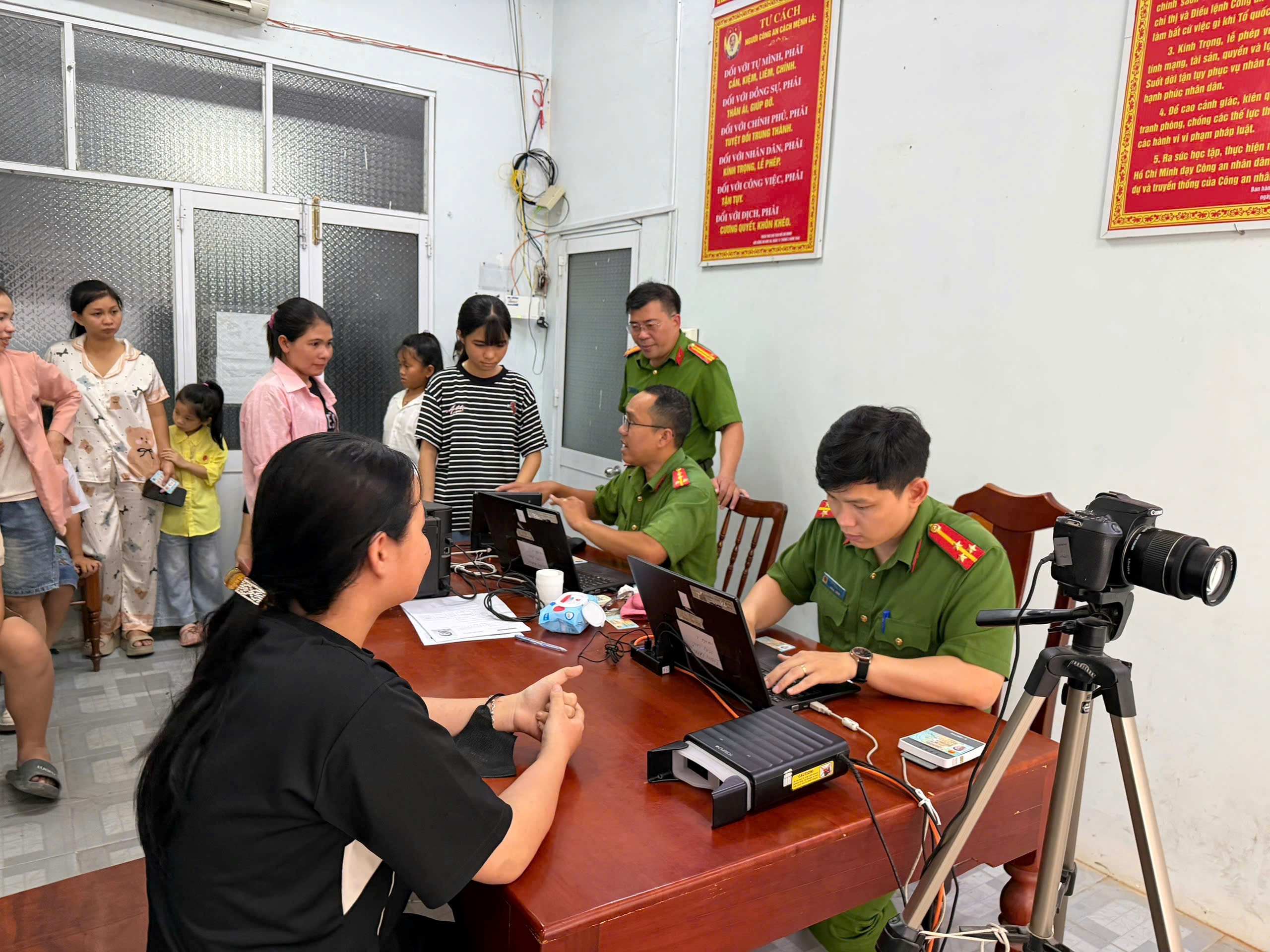 Công an Khánh Hòa tăng tốc cấp căn cước, định danh điện tử cho trẻ em
