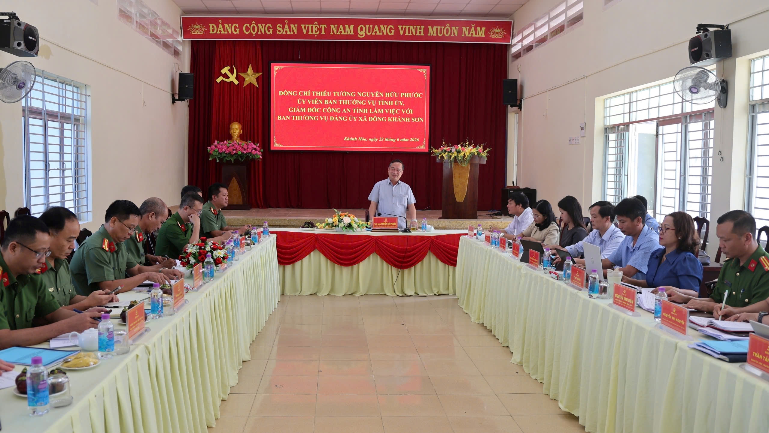 Đồng chí Thiếu tướng Nguyễn Hữu Phước làm việc với Ban thường vụ Đảng ủy xã Đông Khánh Sơn