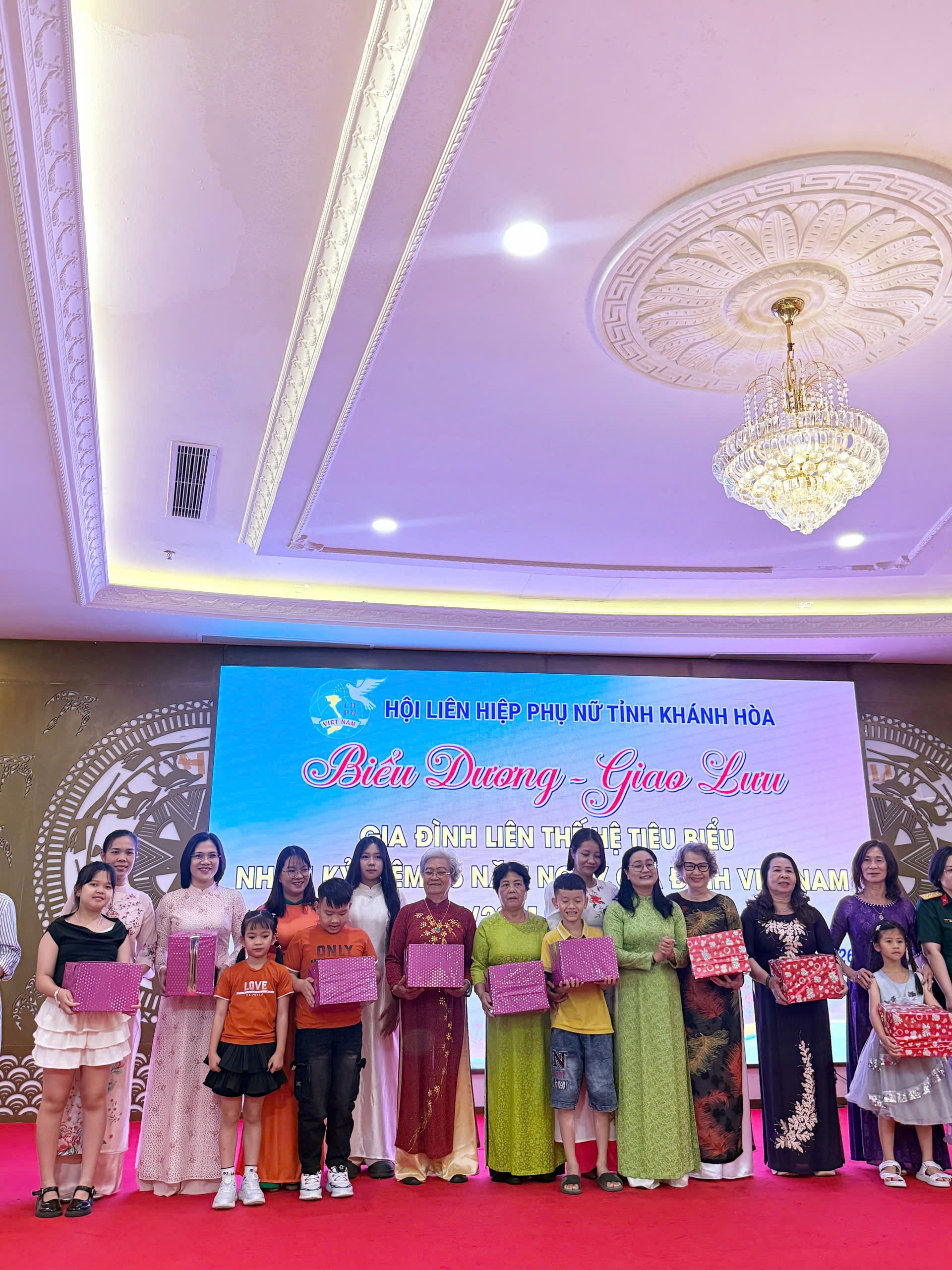 Gia đình đồng chí Trung tá Hồ Thị Hậu – Chủ tịch Hội Phụ nữ  Phòng Tham mưu Công an tỉnh Khánh Hòa