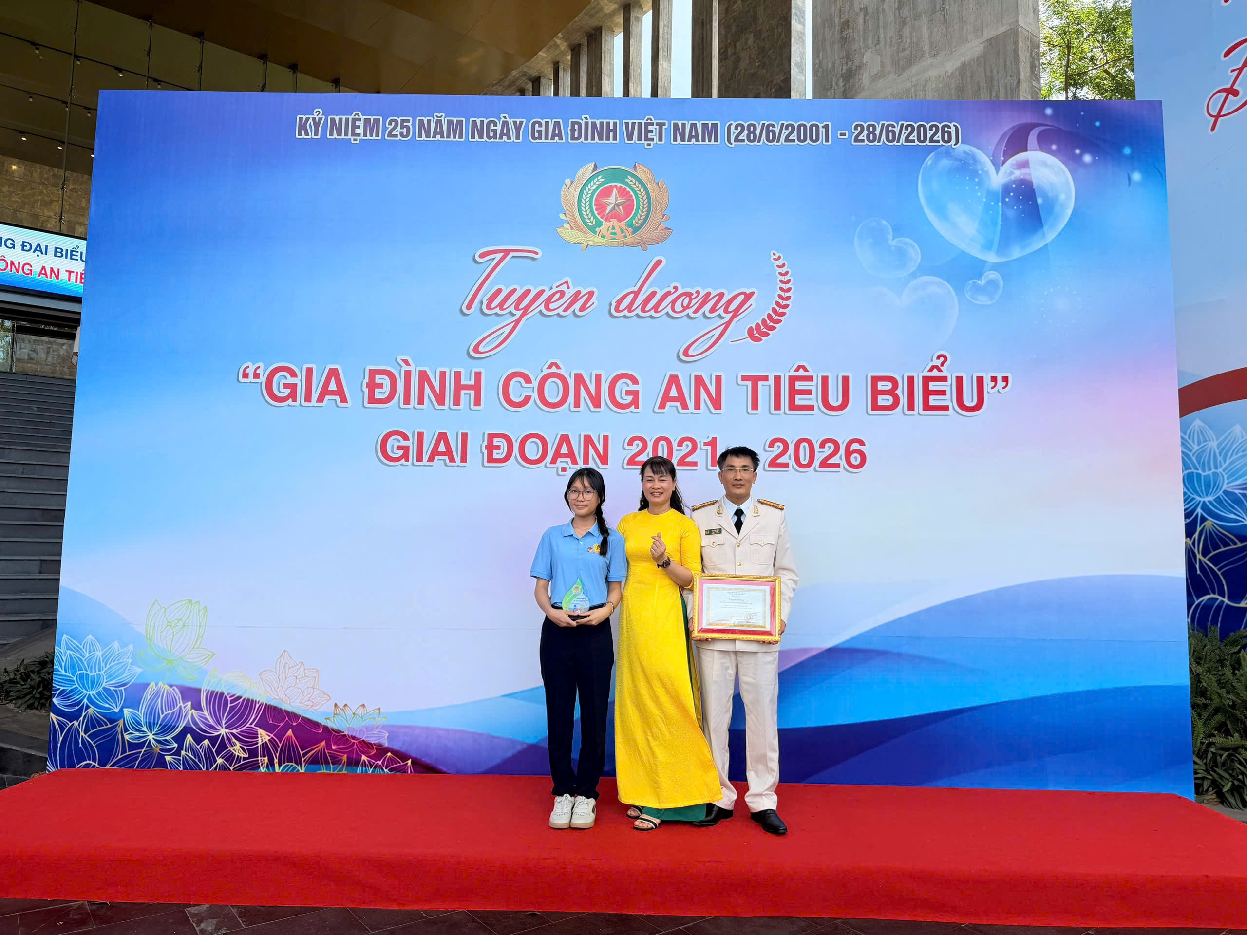 Gia đình đồng chí Thượng tá Lê Hồng Sơn, Đội trưởng Đội Tham mưu, Phòng Cảnh sát cơ động Công an tỉnh Khánh Hòa