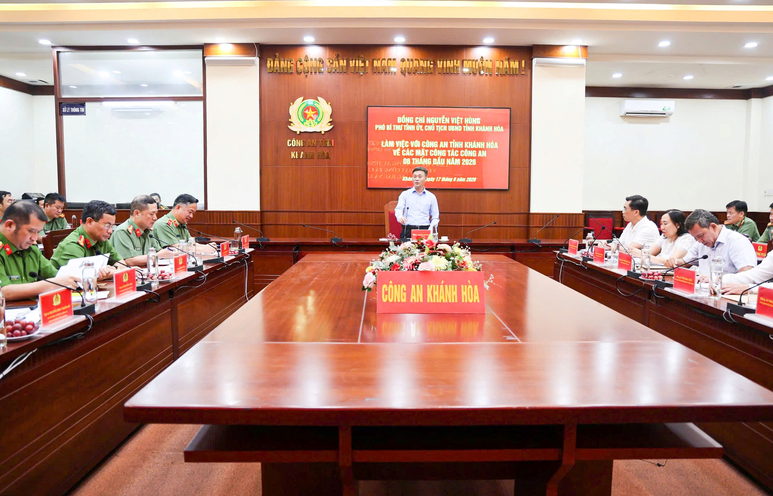 Chủ tịch UBND tỉnh Nguyễn Việt Hùng làm việc với Công an tỉnh Khánh Hoà về các mặt công tác công an 6 tháng đầu năm