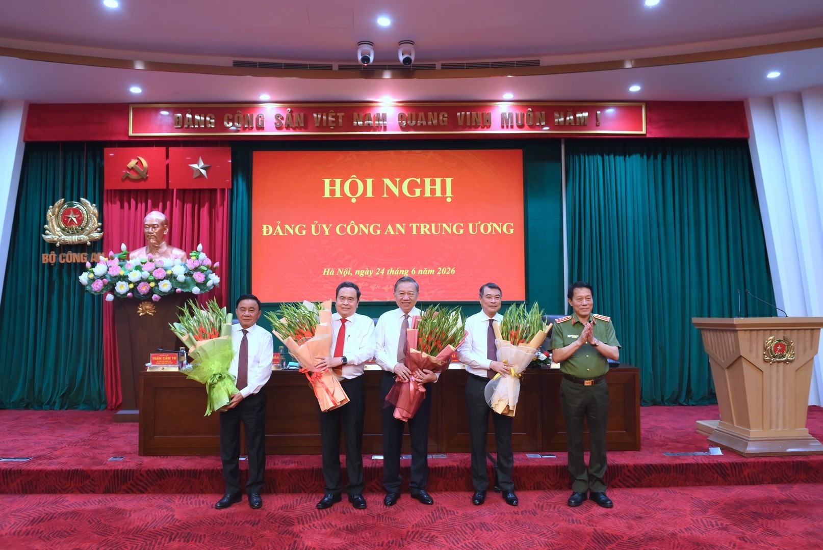 Lực lượng Công an nhân dân tiếp tục khẳng định rõ nét sự tận trung với Đảng, tận hiếu với dân