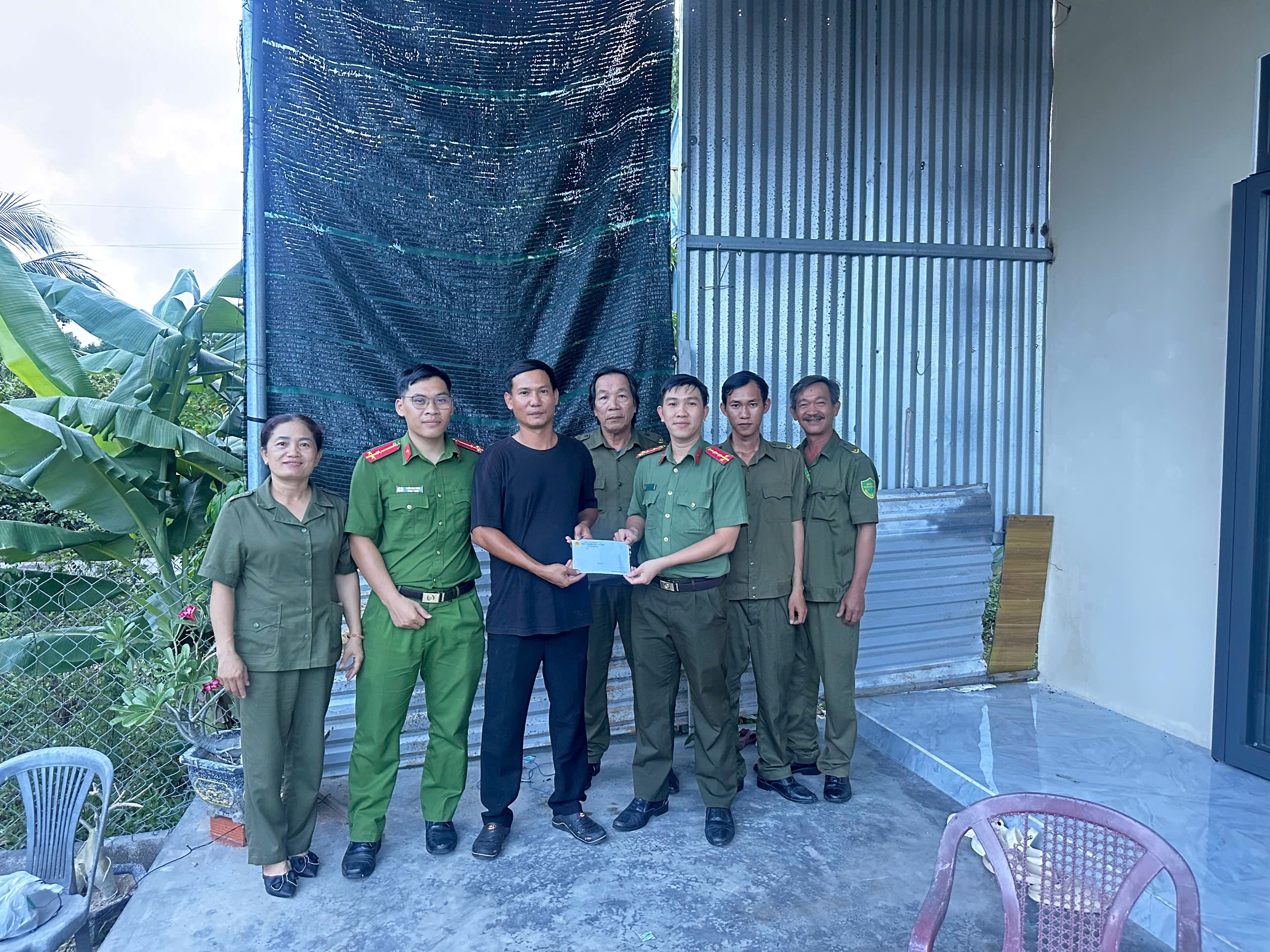 Công an phường Bắc Cam Ranh trao 13 triệu đồng hỗ trợ gia đình có hoàn cảnh khó khăn