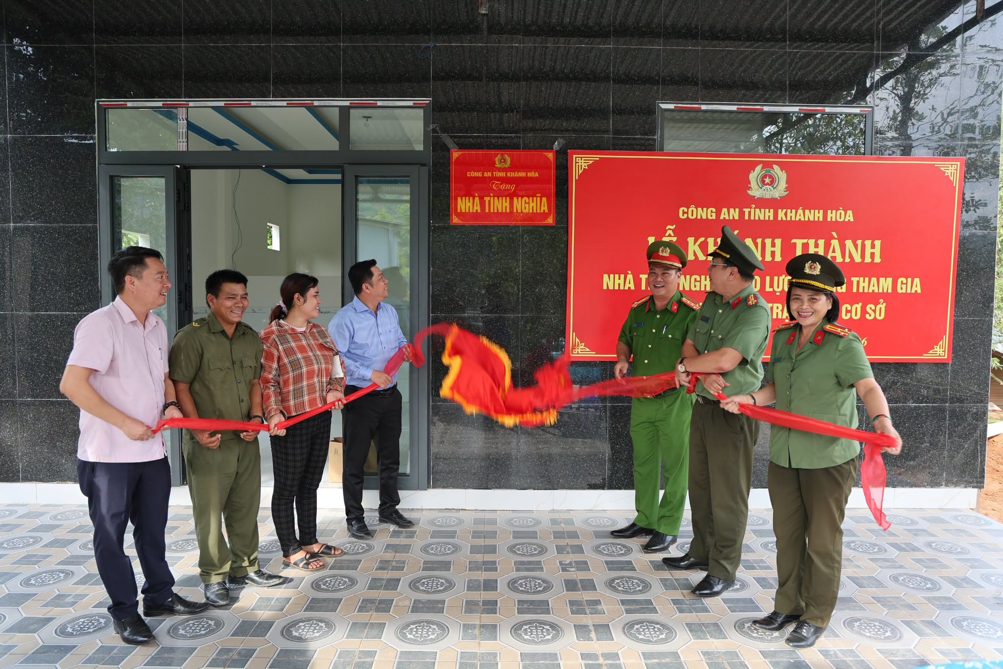 Công an tỉnh hỗ trợ hơn 400 triệu đồng xây dựng nhà cho lực lượng ANTT cơ sở có hoàn cảnh khó khăn