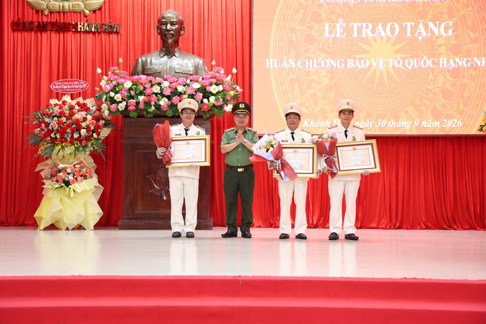 Công an tỉnh Khánh Hòa tổ chức Lễ trao tặng Huân chương Bảo vệ Tổ quốc hạng Nhì và công bố quyết định bổ nhiệm Thủ trưởng Cơ quan Cảnh sát điều tra