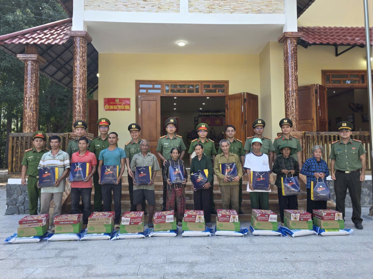 Công an xã Mỹ Sơn tổ chức hoạt động về nguồn, tri ân và sẻ chia