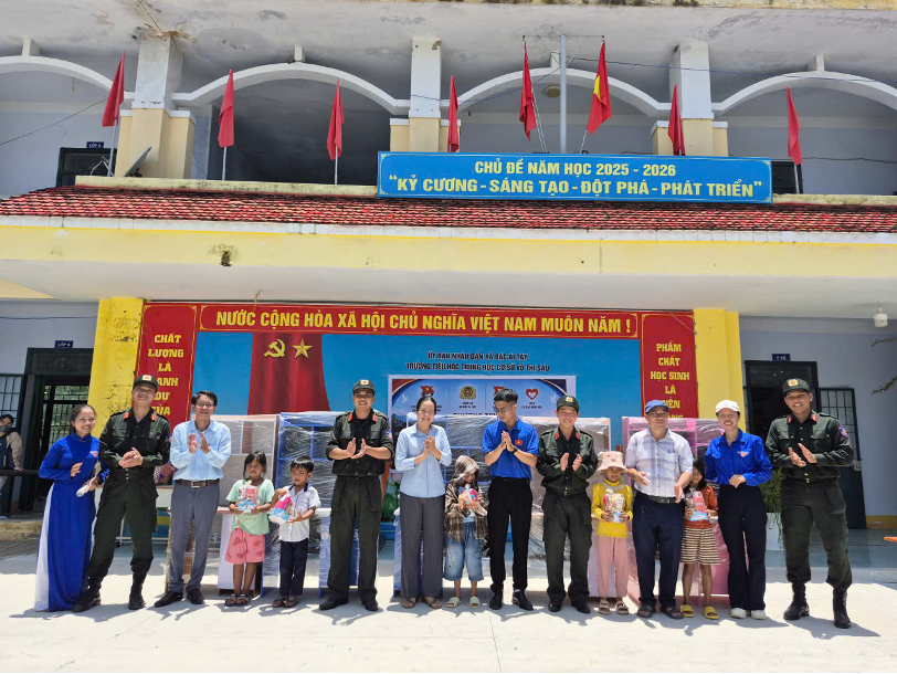 Phòng Cảnh sát cơ động trao gần 100 triệu đồng quà tặng cho học sinh và người dân xã Bác Ái Tây