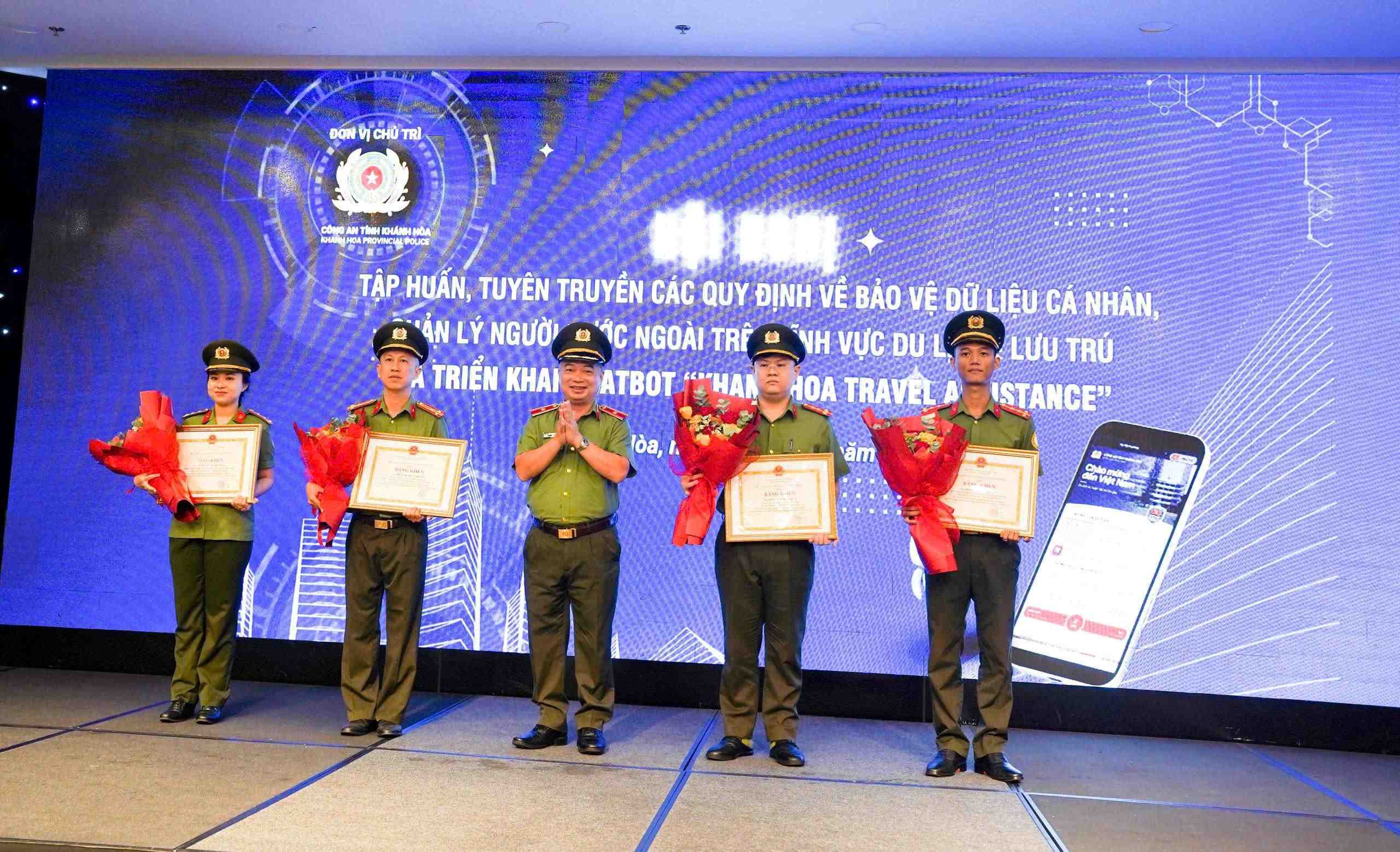 Khen thưởng đột xuất trong triển khai Hệ thống hỗ trợ pháp lý và an toàn cho khách du lịch quốc tế trên địa bàn tỉnh Khánh Hòa - Khanh Hoa Travel Assistance