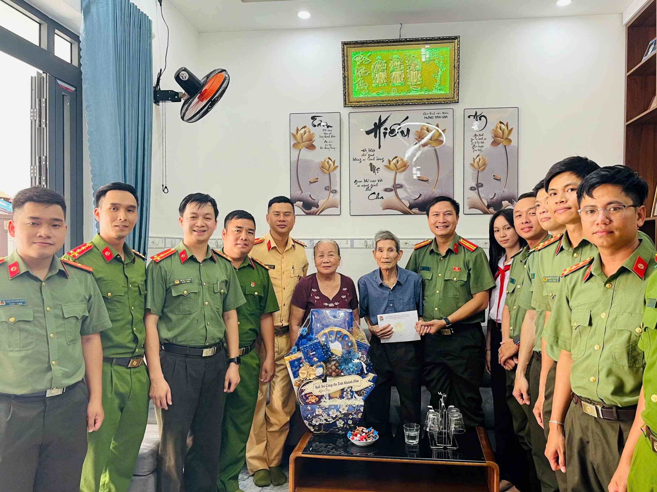 Đoàn Thanh niên Công an tỉnh thăm, tặng quà cựu tù chính trị tại Đặc khu Côn Đảo (thành phố Hồ Chí Minh)