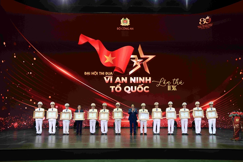Công an Khánh Hòa và 01 cá nhân vinh dự được phong tặng danh hiệu “Anh hùng lực lượng vũ trang nhân dân”.