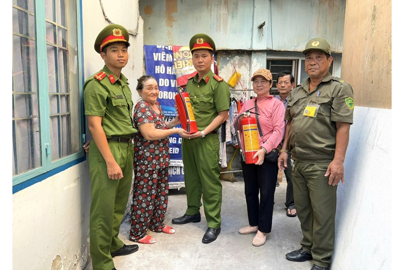 Công an phường Nha Trang trao tặng bình chữa cháy cho các hộ gia đình có hoàn cảnh khó khăn