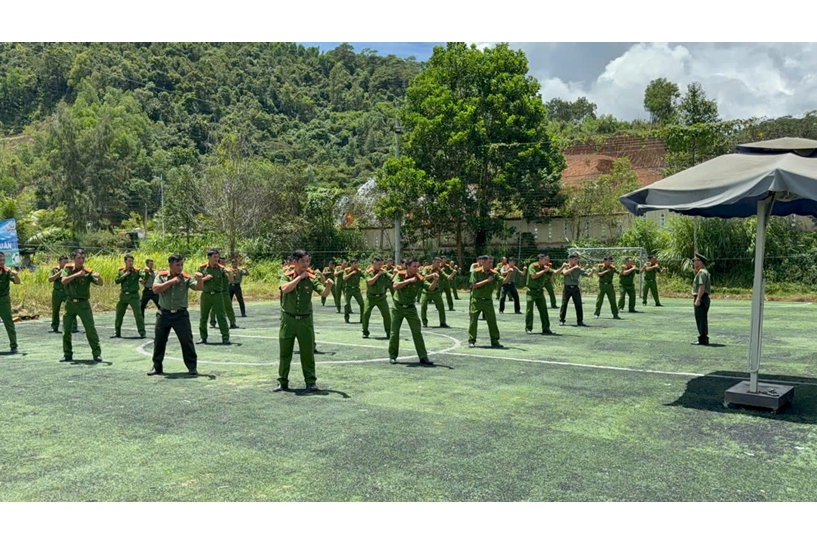 Công an tỉnh Khánh Hòa hoàn thành công tác kiểm tra, đánh giá kết quả tập huấn điều lệnh, quân sự, võ thuật năm 2025.