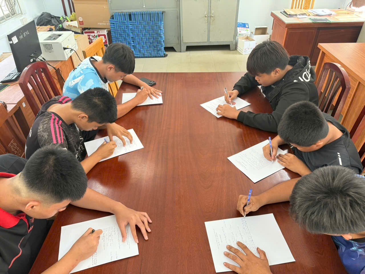 Các thanh thiếu niên ký cam kết