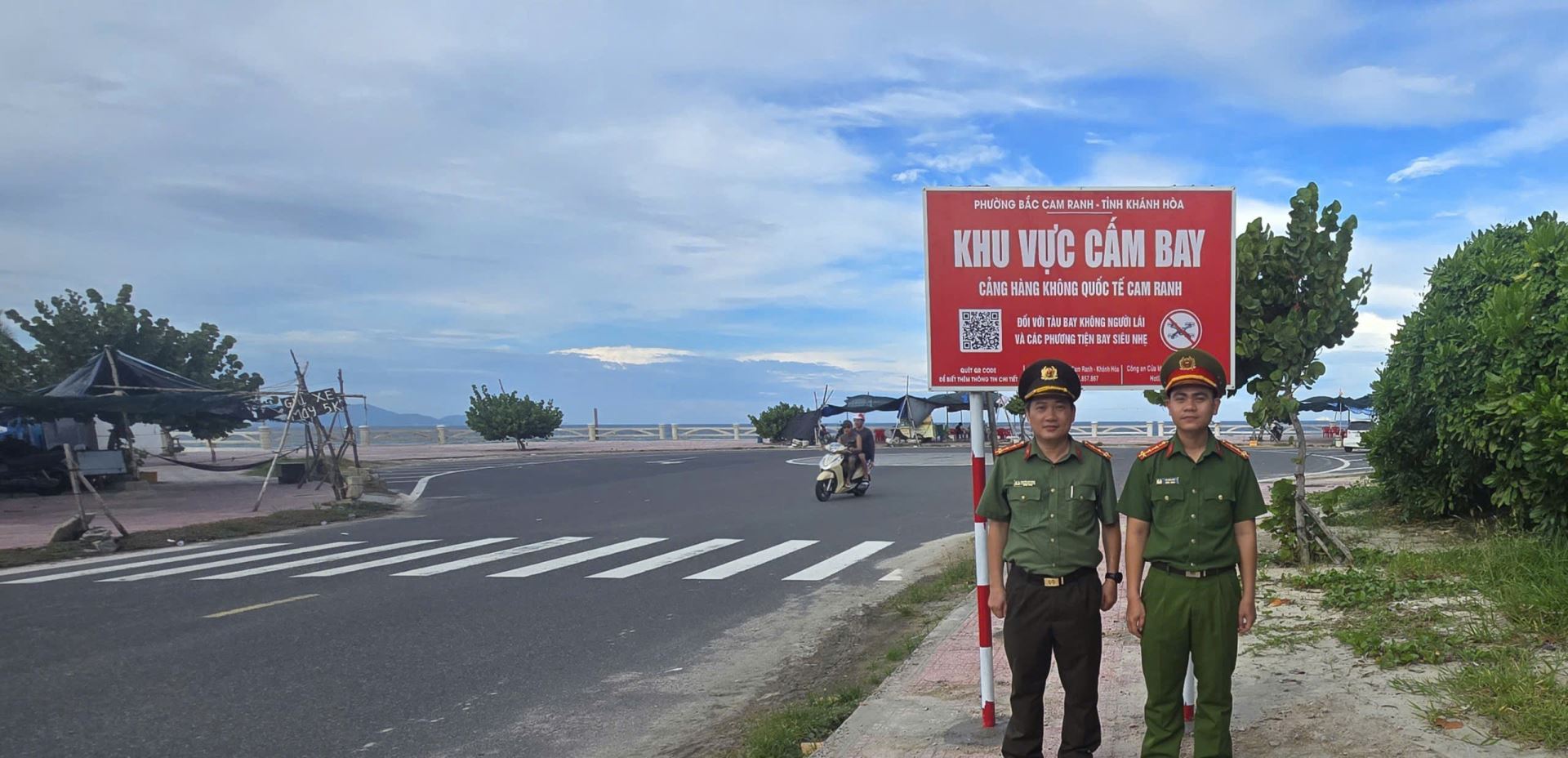 Công an phường lắp đặt biển cảnh báo UAV
