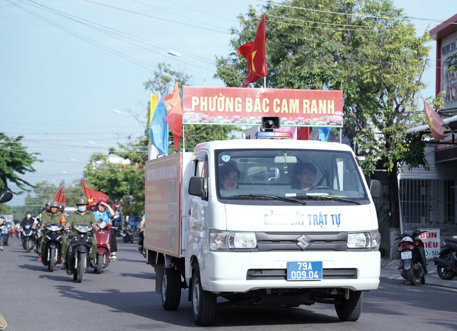 Công an phường tuyên truyền lưu động