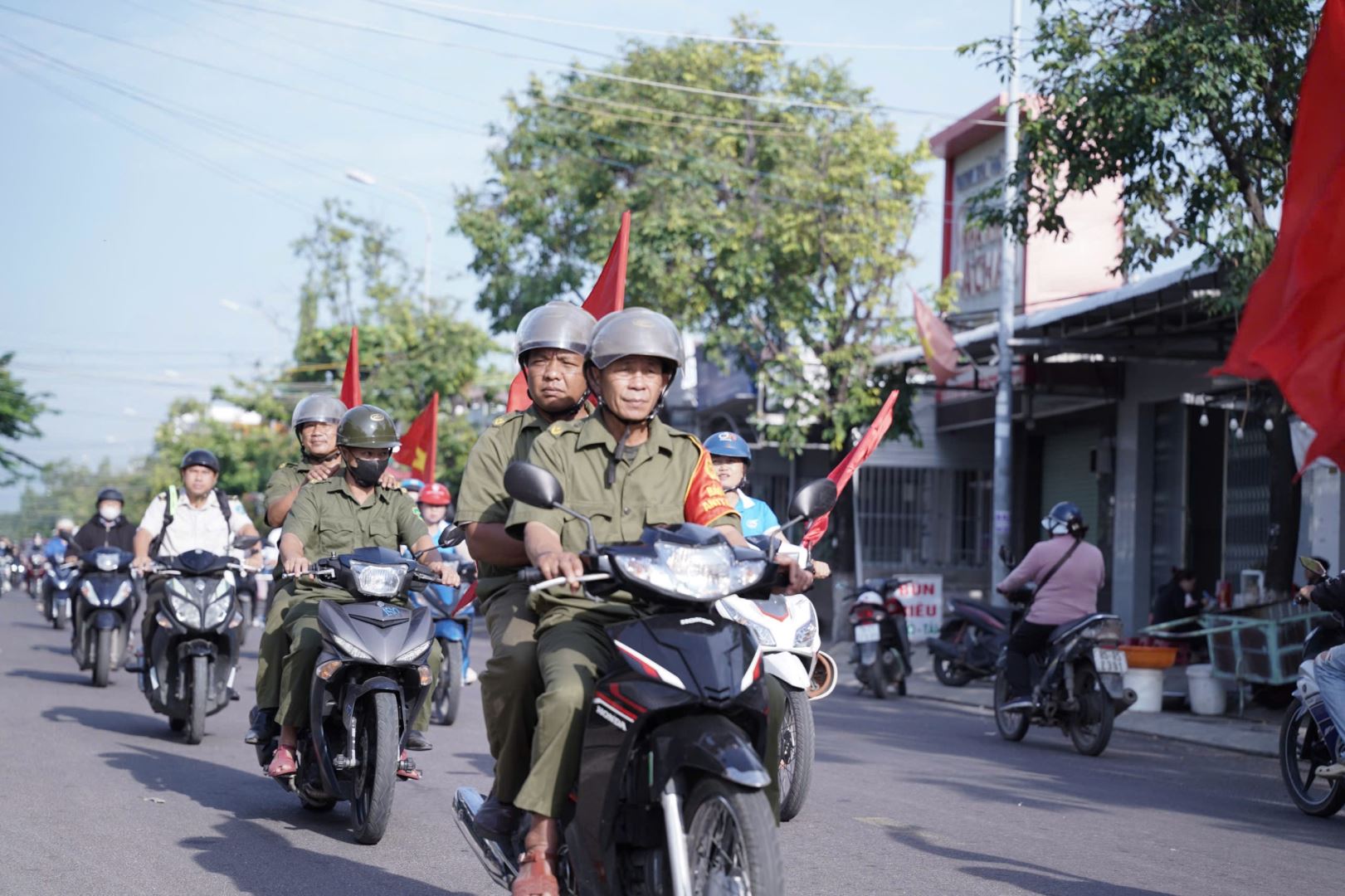 Công an phường tuyên truyền dọc các tuyến đường