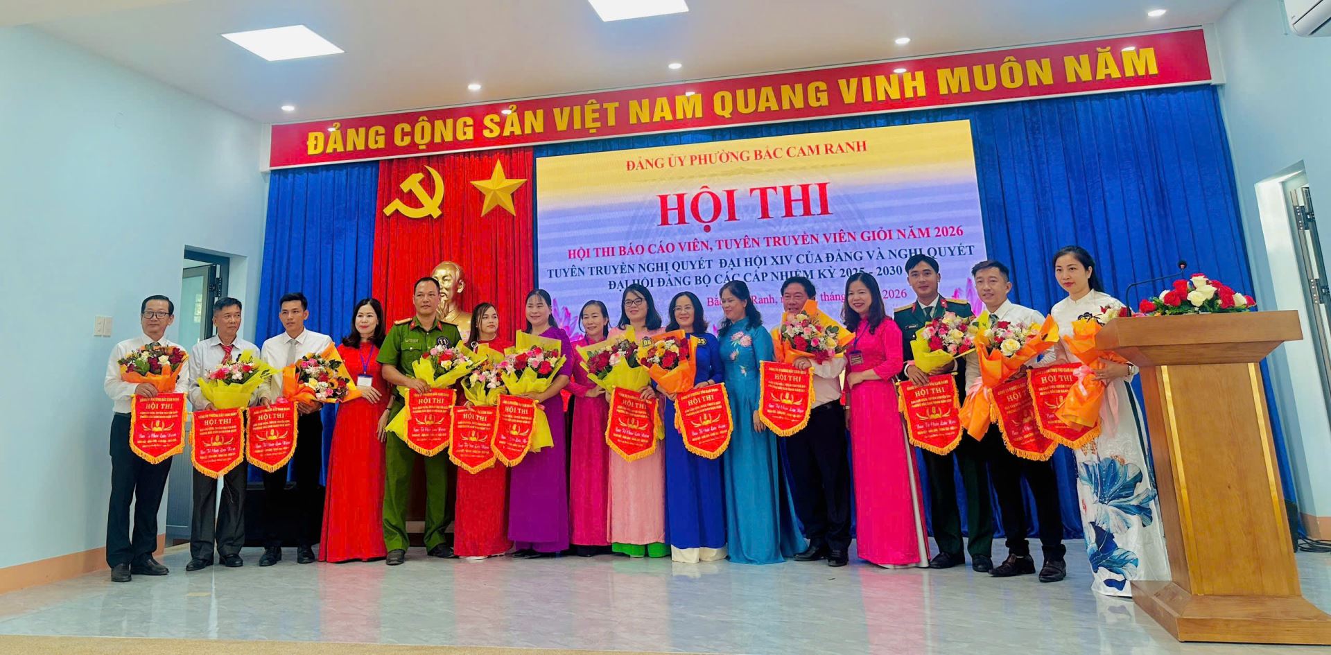 Ban Tổ chức trao giải cho các thí sinh đạt thành tích tại hội thi.