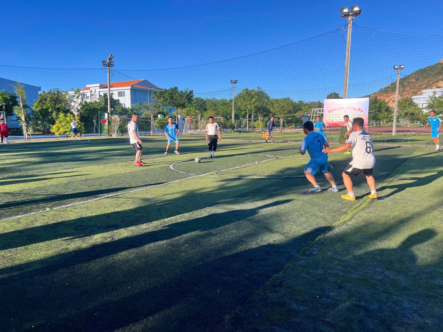 02 đội thi đấu bóng đá nam