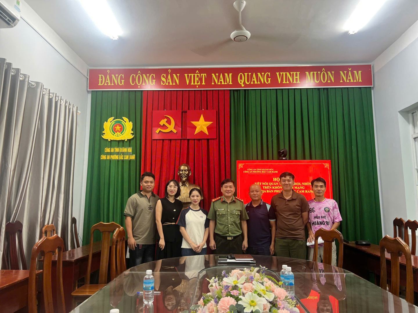 Chụp ảnh lưu niệm cùng quản trị viên sau khi ký cam kết