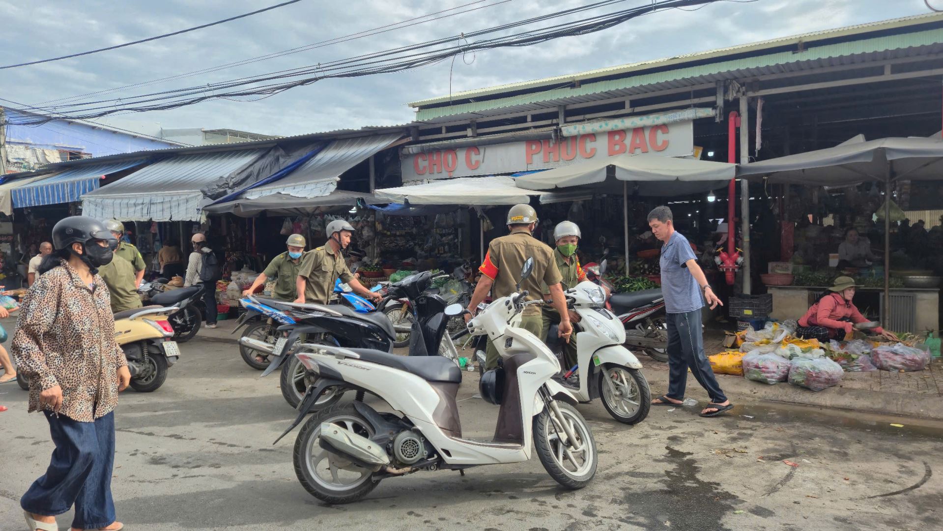 Công an phường Bắc Cam Ranh ra quân xử lý vi phạm trật tự đô thị