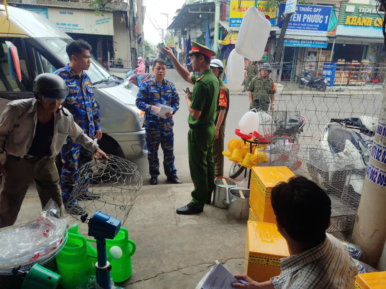 Công an phường Bắc Cam Ranh ra quân xử lý vi phạm trật tự đô thị