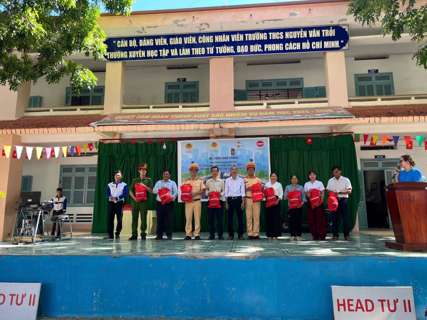 Nhận các phần quà lưu niệm