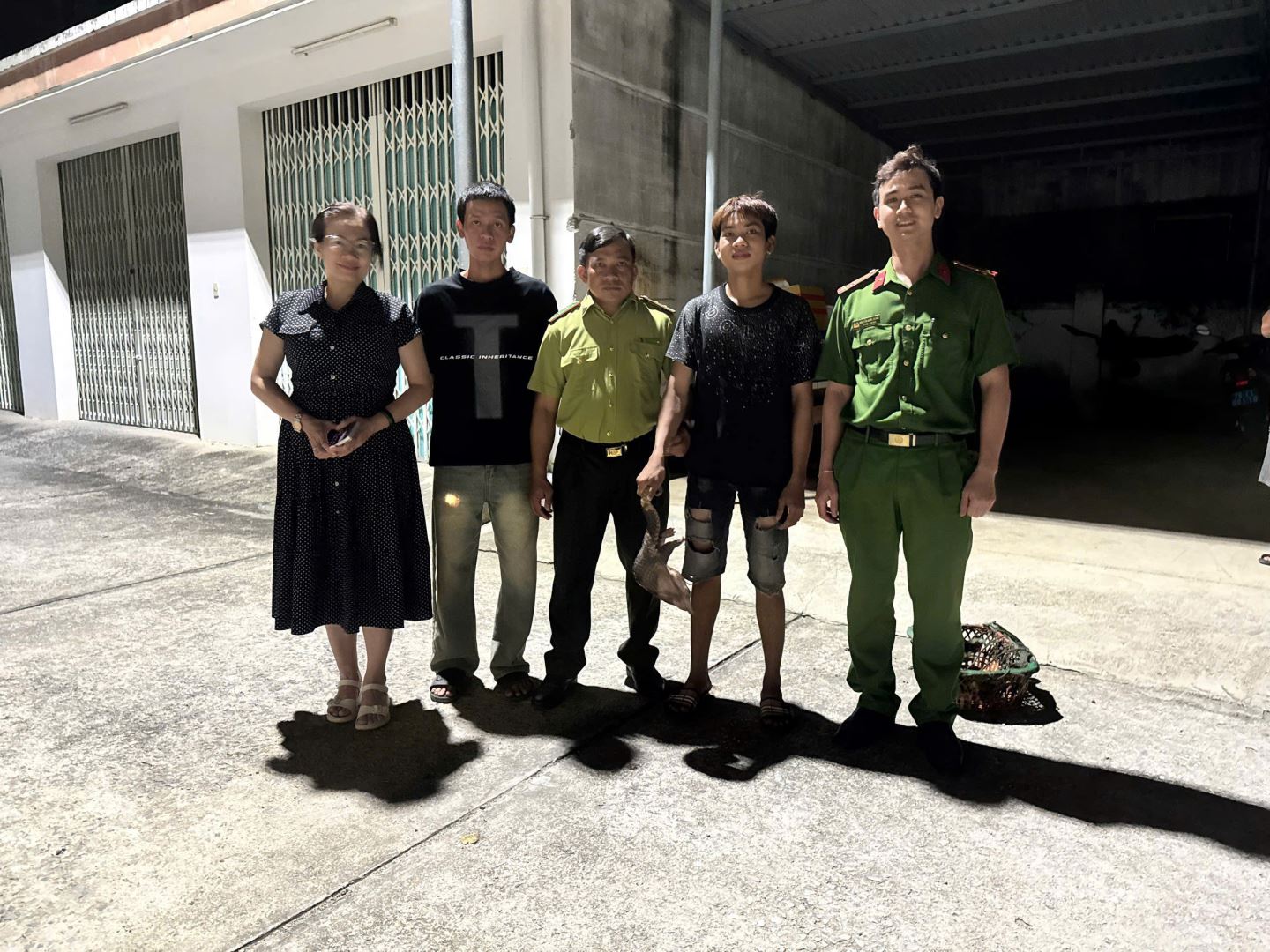 hình ảnh công dân giao nộp cho cơ quan chức năng
