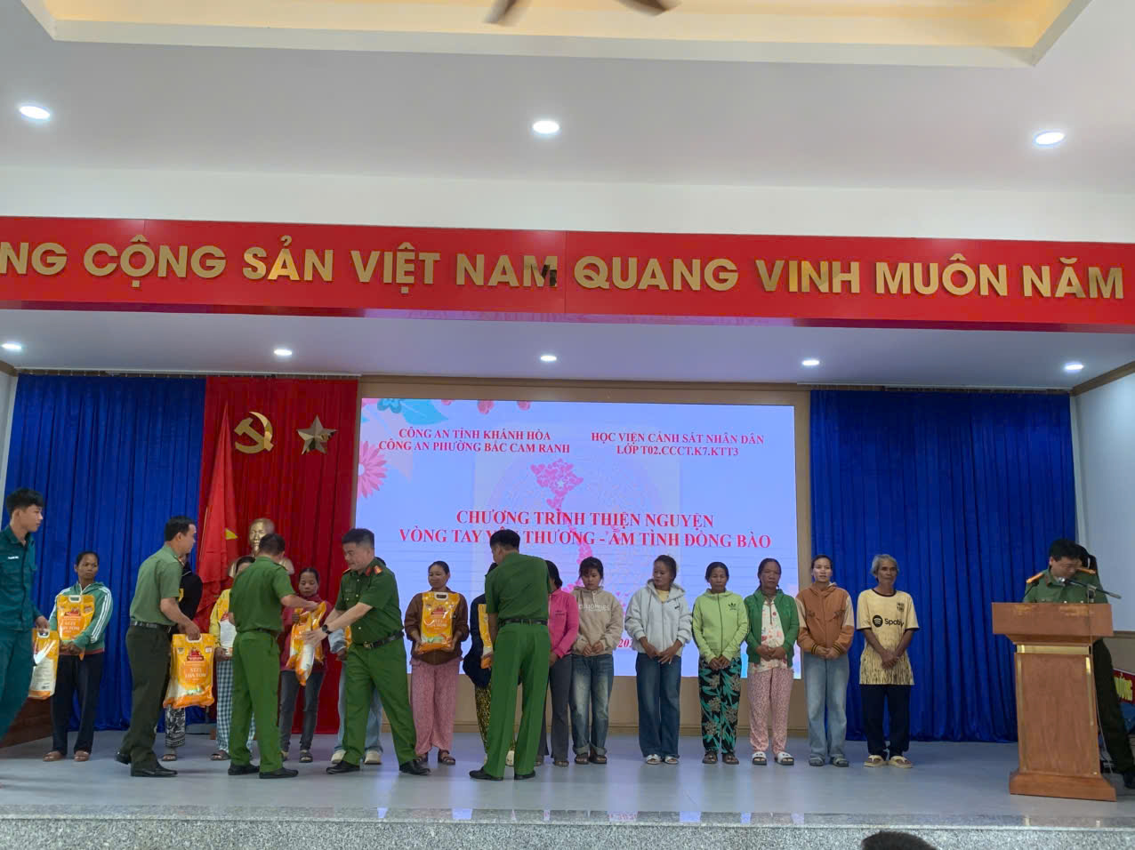 Chương trình thiện nguyện với chủ đề “Vòng tay yêu thương - Ấm tình đồng bào”.