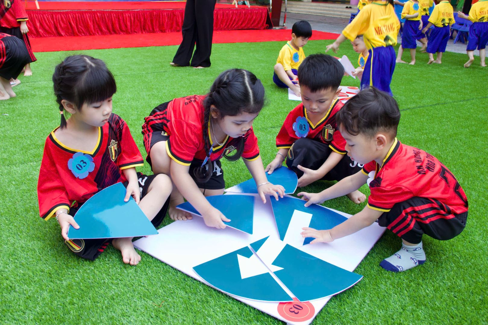 Hình ảnh các cháu mầm non tham gia hoạt động, trò chơi về an toàn giao thông