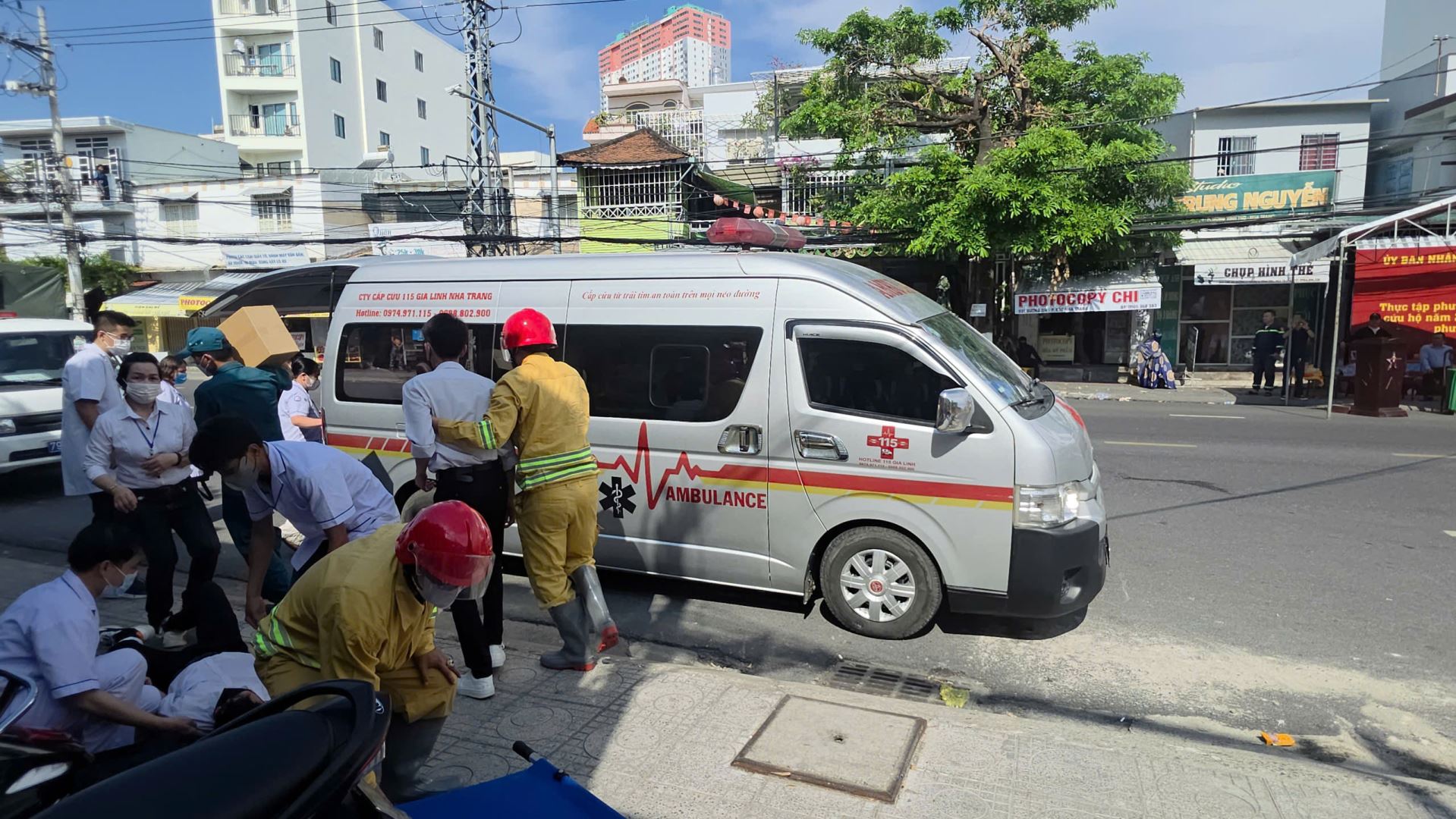 Toàn cảnh lực lượng nhân viên sơ tán ra khỏi tòa nhà