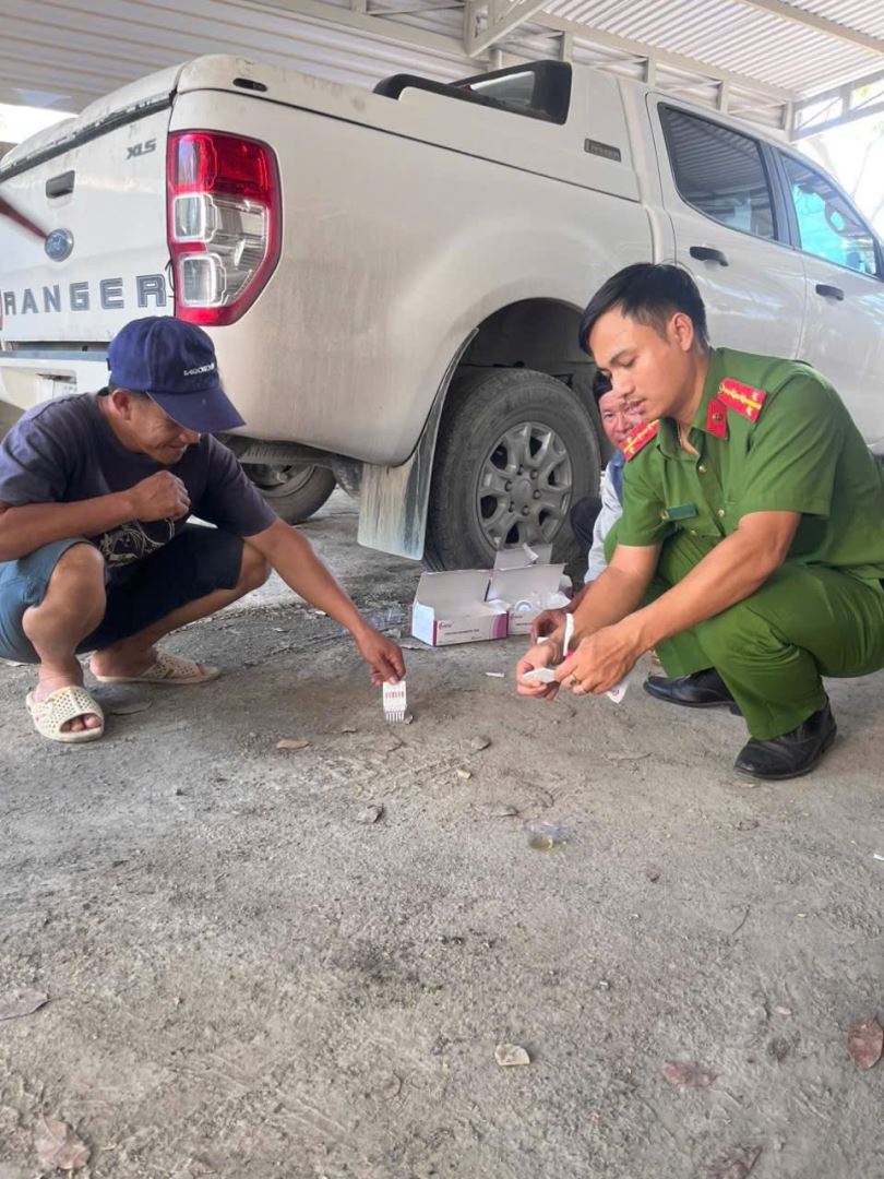 Công an phường Ba Ngòi đang test ma túy công nhân công ty VLXD Tiến Lộc