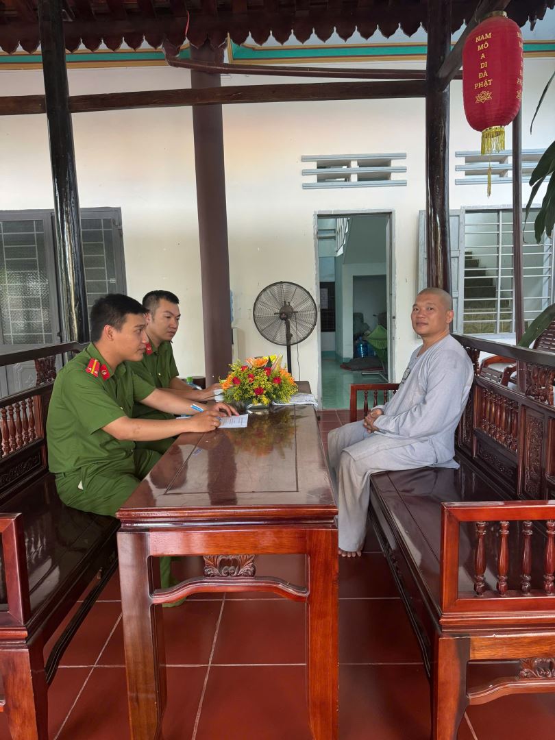 Công an phường Cam Linh làm việc, tuyên truyền pháp luật với đại diện các cơ sở thờ tự trên địa bàn