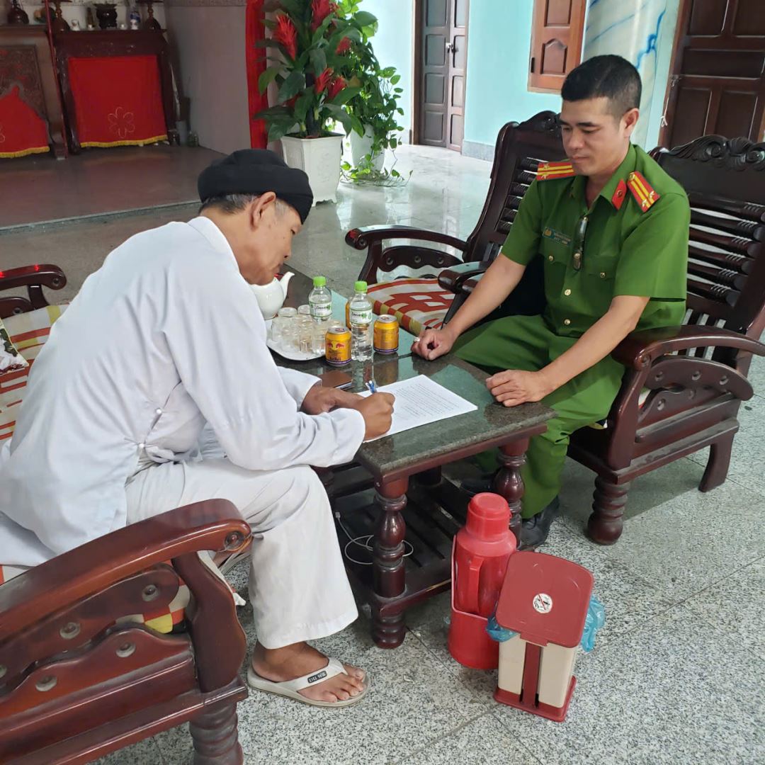 Đại diện cơ sở thờ tự ký cam kết thực hiện công tác bảo vệ động vật hoang dã, bảo tồn đa dạng sinh học
