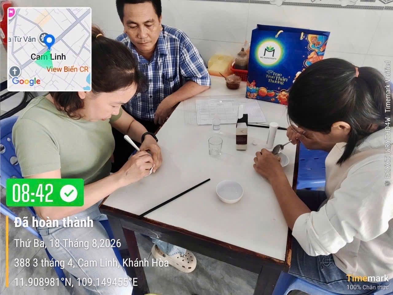 Đoàn kiểm tra liên ngành phường Cam Linh làm việc tại cơ sở kinh doanh dịch vụ ăn uống trên địa bàn