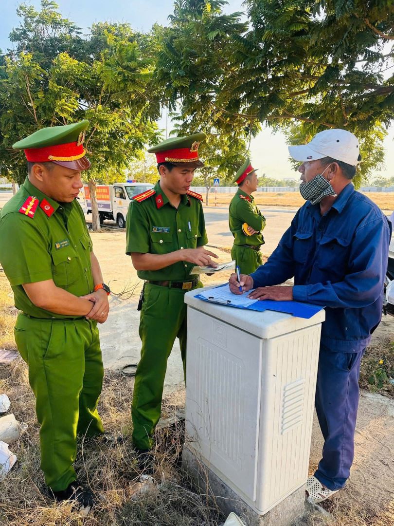 Công an phường Đông Hải làm việc với chủ phương tiện