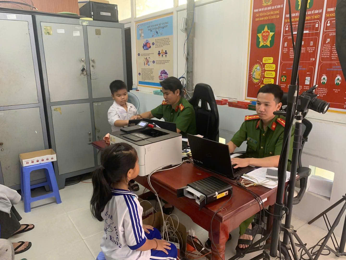 Công an phường Đông Hải cấp căn cước, định danh cho học sinh