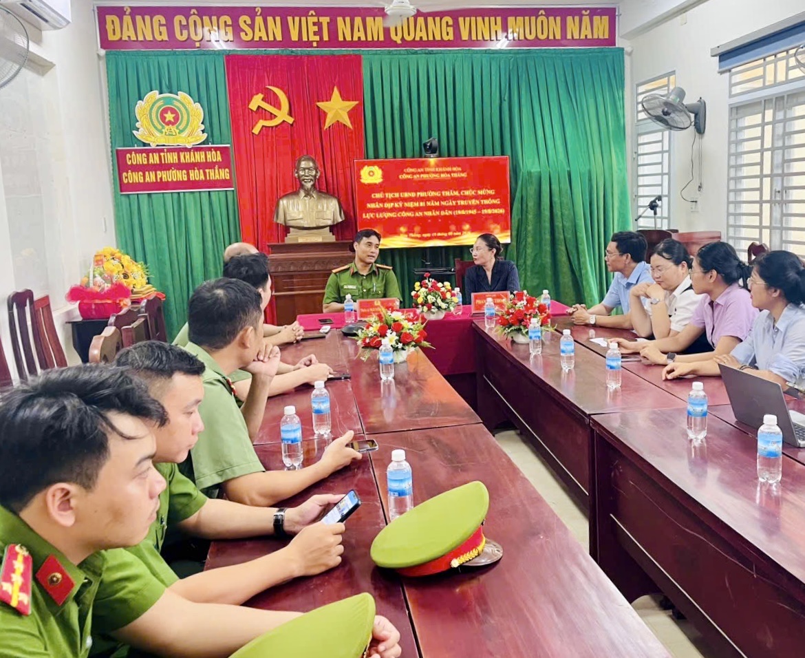 Đoàn công tác UBND phường Hòa Thắng đến thăm và chúc mừng  lực lượng Công an phường