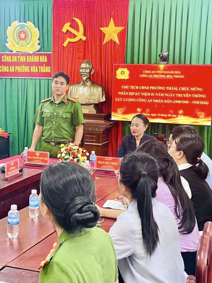 Đồng chí Thiếu tá Nguyễn Duy Vinh - Trưởng Công an phường gửi lời cảm ơn đến Lãnh đạo UBND phường